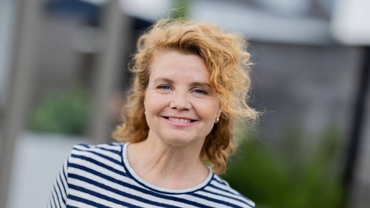 Schauspielerin Annette Frier steht 2025 bei einem Besuch am Set von «Frier und Fünfzig - Am Ende meiner Tage»