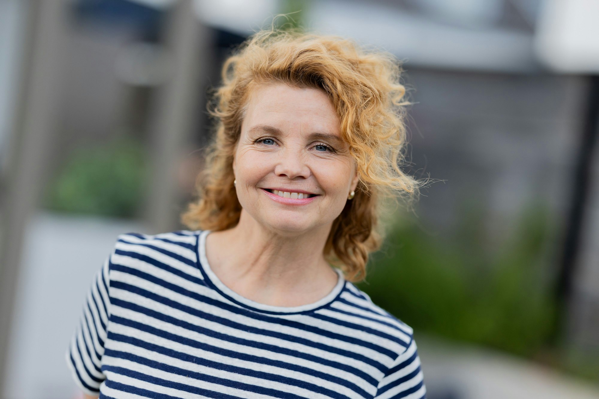 Schauspielerin Annette Frier steht 2025 bei einem Besuch am Set von «Frier und Fünfzig - Am Ende meiner Tage»
