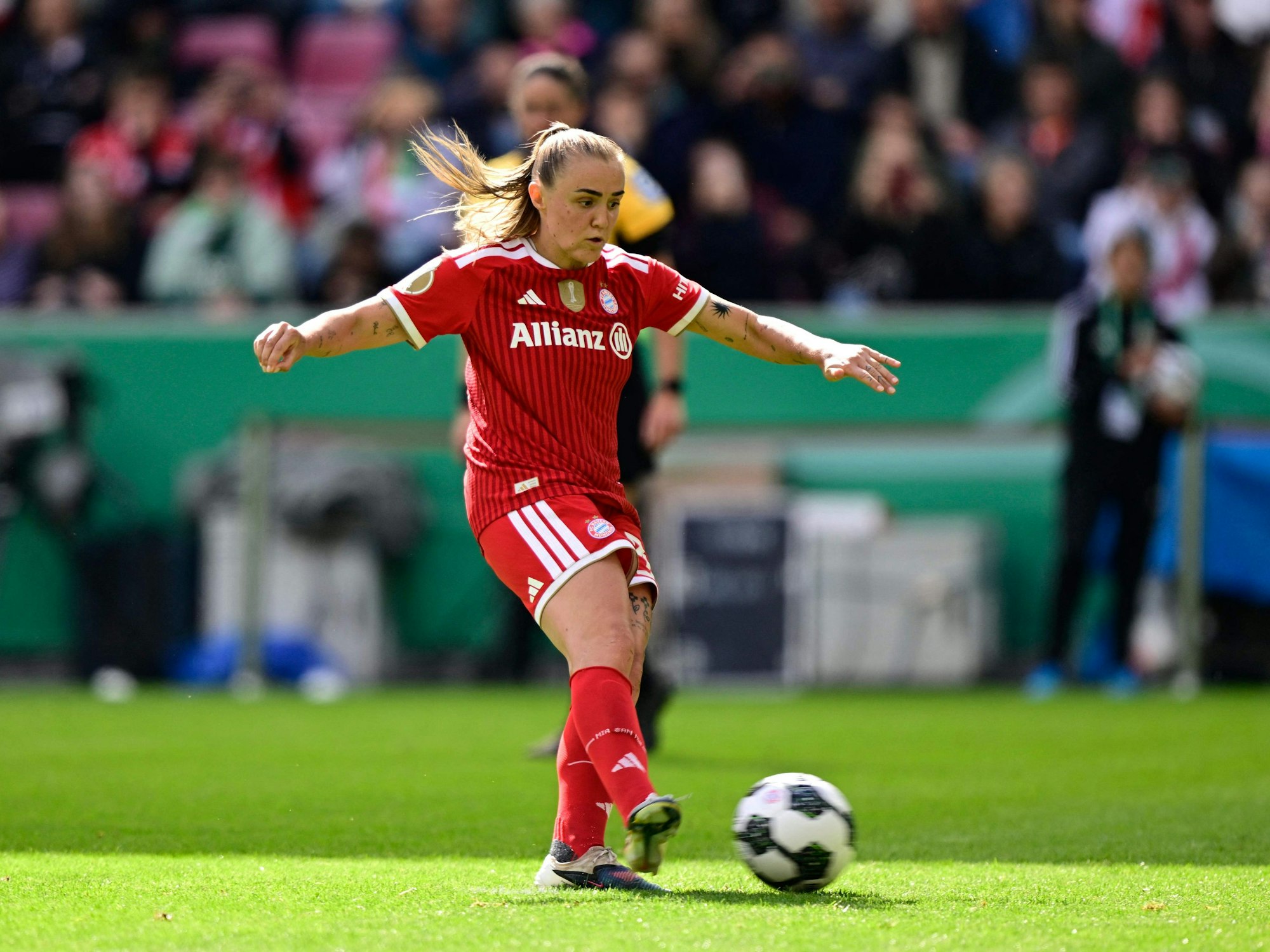Bayerns Georgia Stanway trifft per Elfmeter.