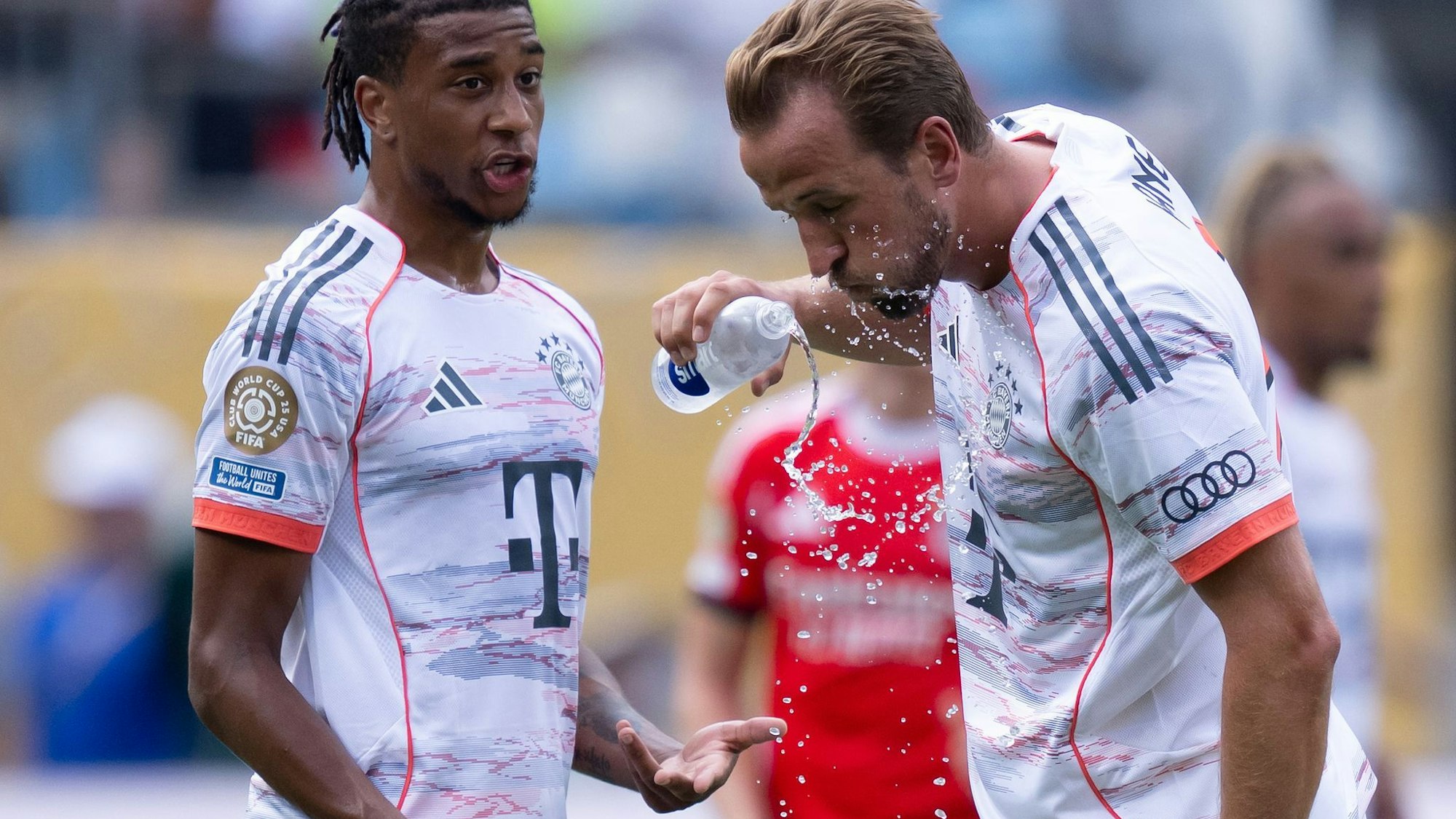 Michael Olise (l) und Harry Kane