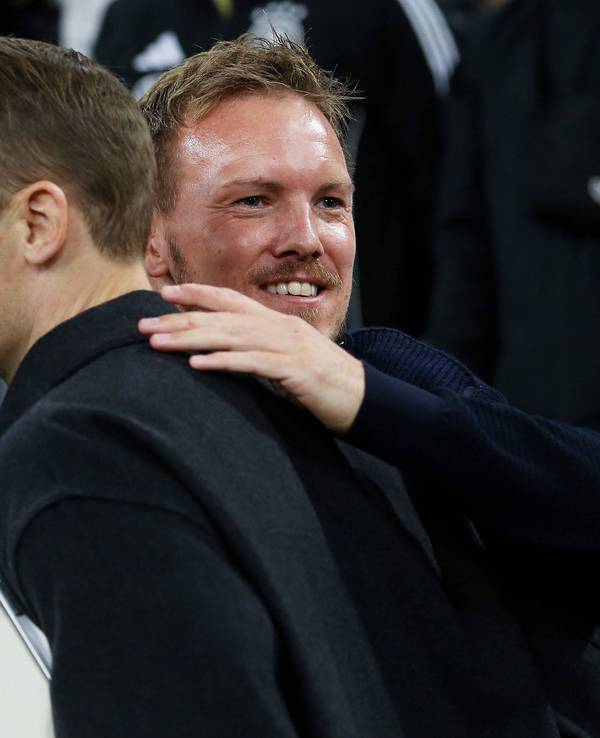 Julian Nagelsmann beglückwünscht Manuel Neuer.