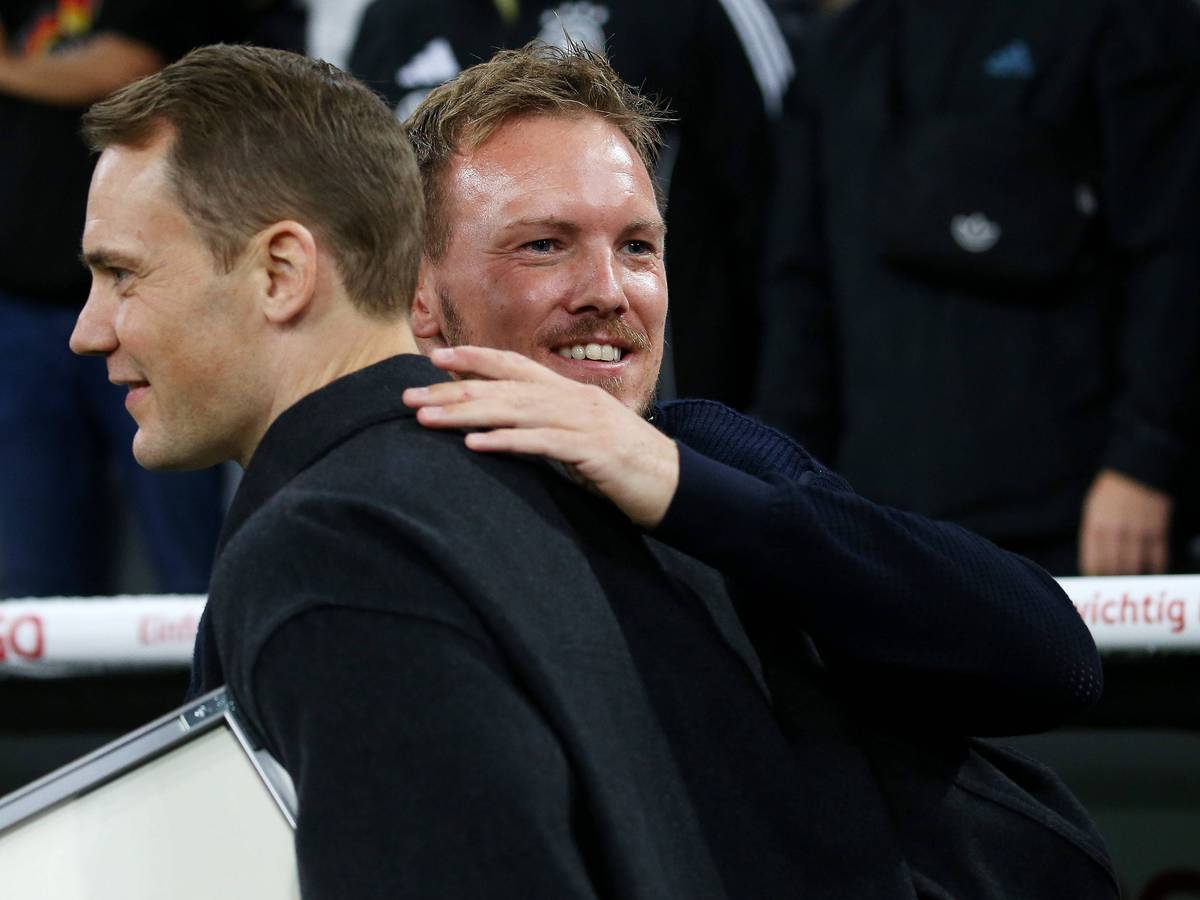 Julian Nagelsmann beglückwünscht Manuel Neuer.