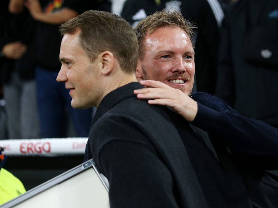 Julian Nagelsmann beglückwünscht Manuel Neuer.