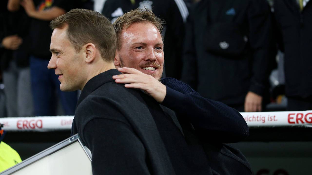 Julian Nagelsmann beglückwünscht Manuel Neuer.