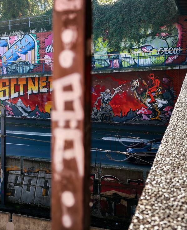 Weil sich offenbar Graffiti-Sprayer auf der Strecke befinden, wurde der Bahnverkehr am Hansaring unterbrochen. Das Symbolfoto zeigt die KVB-Haltestelle Geldernstraße/Parkgürtel.