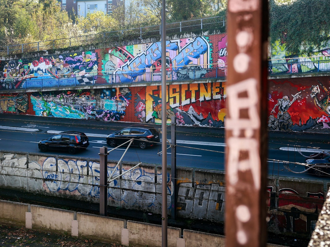 Weil sich offenbar Graffiti-Sprayer auf der Strecke befinden, wurde der Bahnverkehr am Hansaring unterbrochen. Das Symbolfoto zeigt die KVB-Haltestelle Geldernstraße/Parkgürtel.
