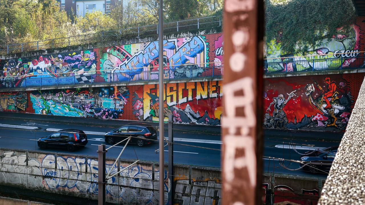 Weil sich offenbar Graffiti-Sprayer auf der Strecke befinden, wurde der Bahnverkehr am Hansaring unterbrochen. Das Symbolfoto zeigt die KVB-Haltestelle Geldernstraße/Parkgürtel.