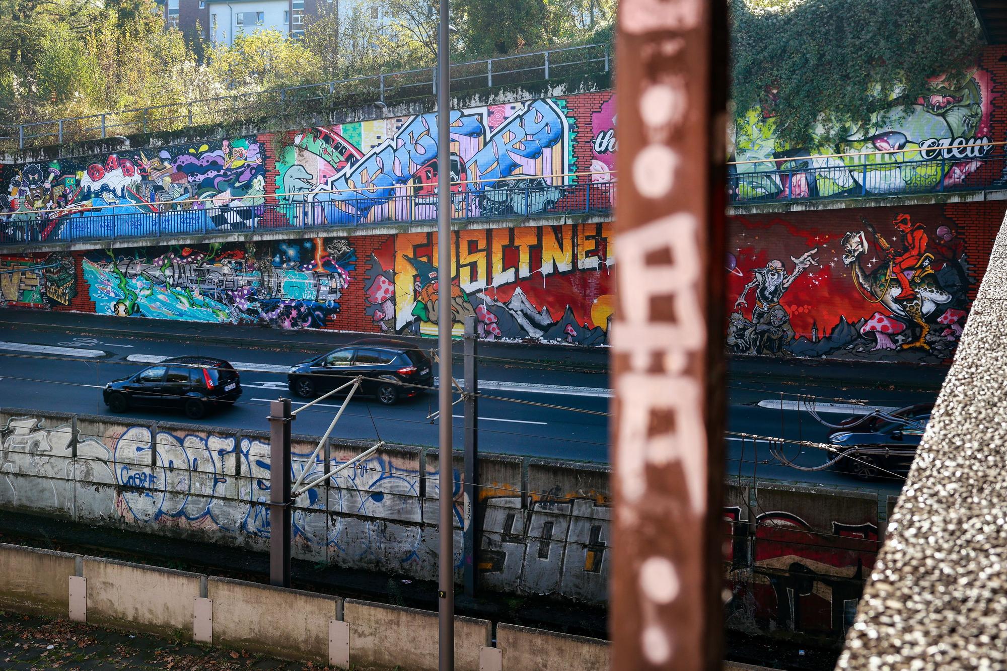 Weil sich offenbar Graffiti-Sprayer auf der Strecke befinden, wurde der Bahnverkehr am Hansaring unterbrochen. Das Symbolfoto zeigt die KVB-Haltestelle Geldernstraße/Parkgürtel.