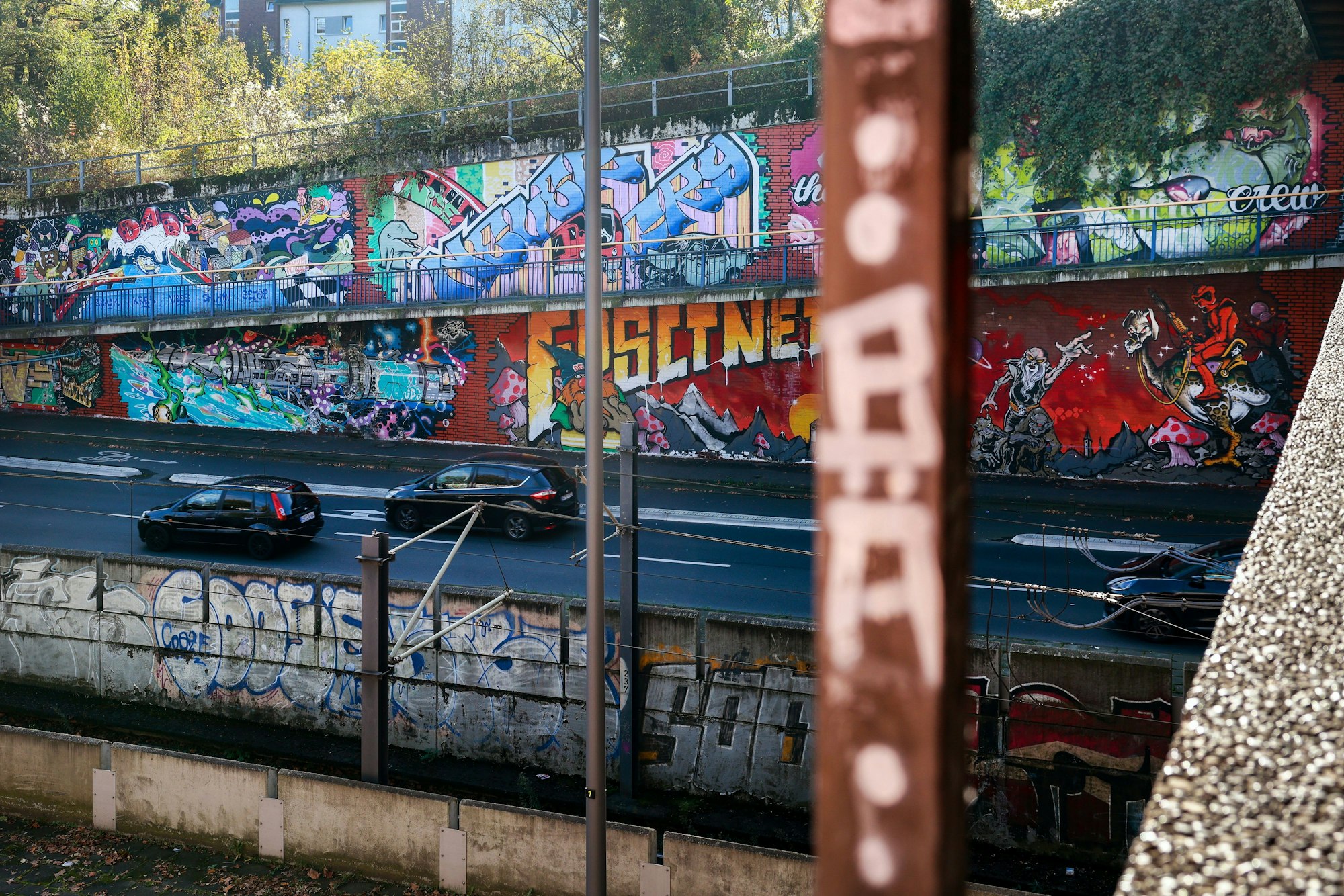 Weil sich offenbar Graffiti-Sprayer auf der Strecke befinden, wurde der Bahnverkehr am Hansaring unterbrochen. Das Symbolfoto zeigt die KVB-Haltestelle Geldernstraße/Parkgürtel.