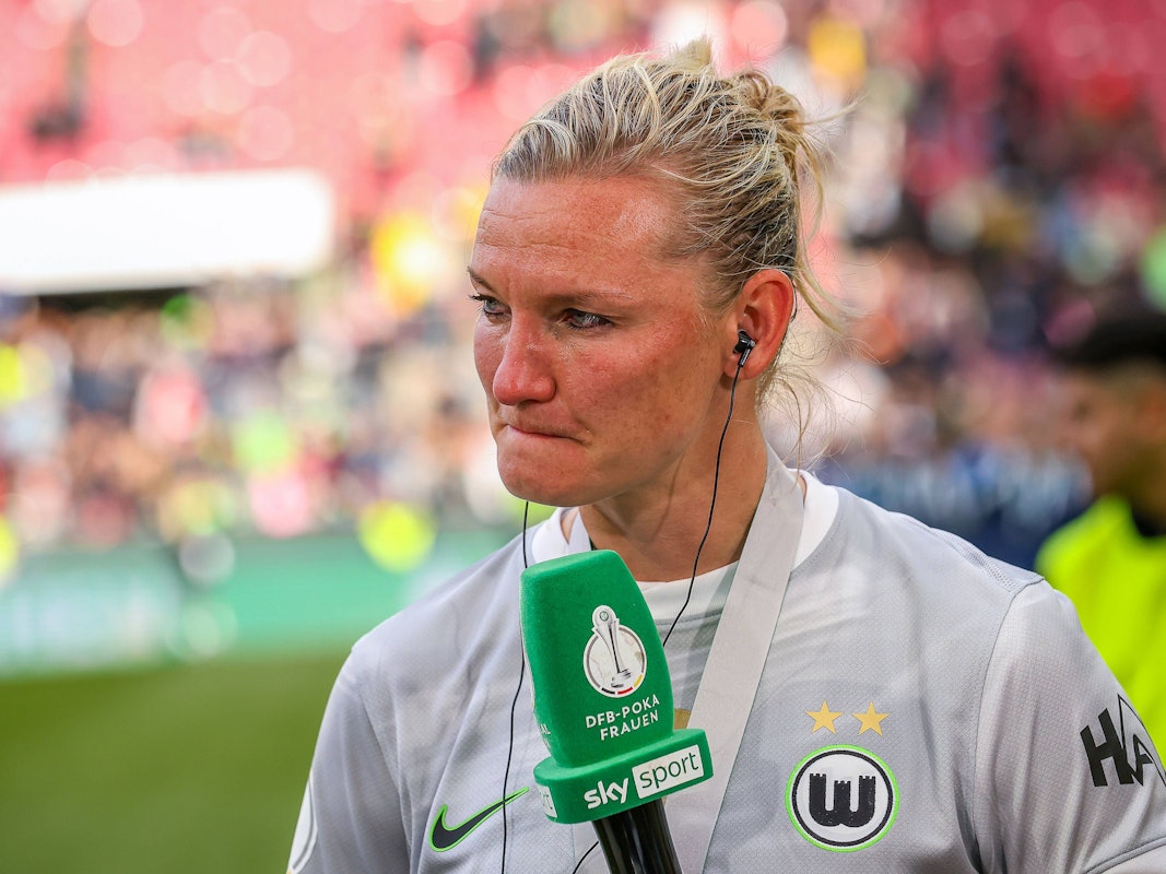 Alexandra Popp mit verheultem Gesicht im Interview.