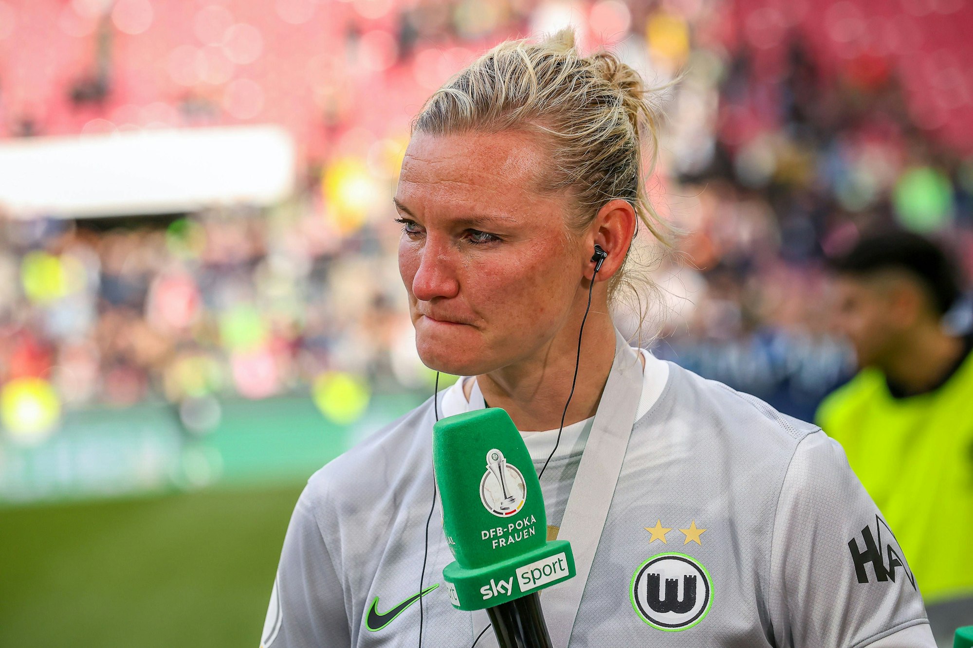 Alexandra Popp mit verheultem Gesicht im Interview.