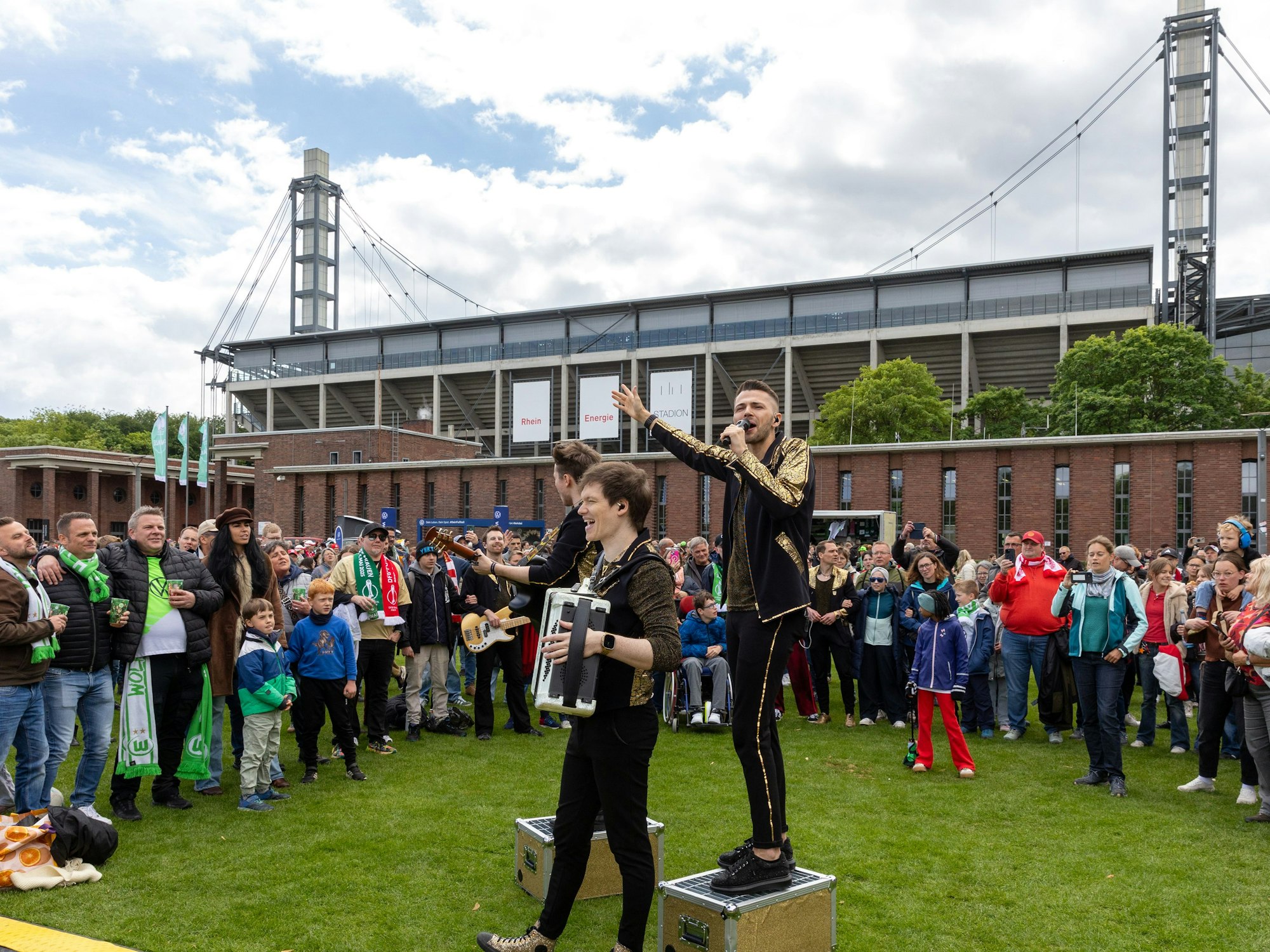 Großes Fan- und Familienfest zum DFB-Pokalfinale der Frauen auf den Stadionvorwiesen mit Scharmöör.