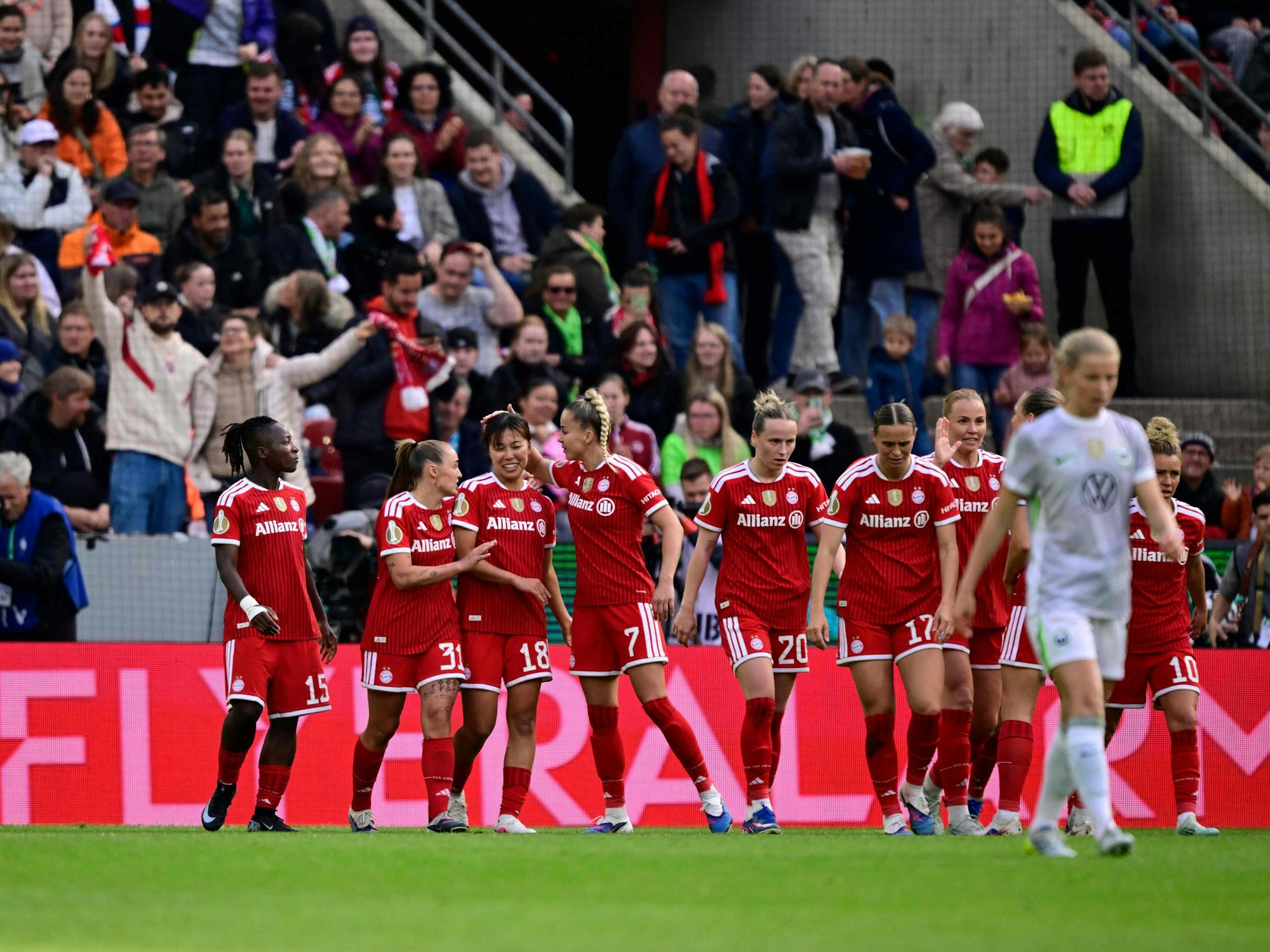 Die Bayern-Spielerinnen feiern Momoko Tanikawa.