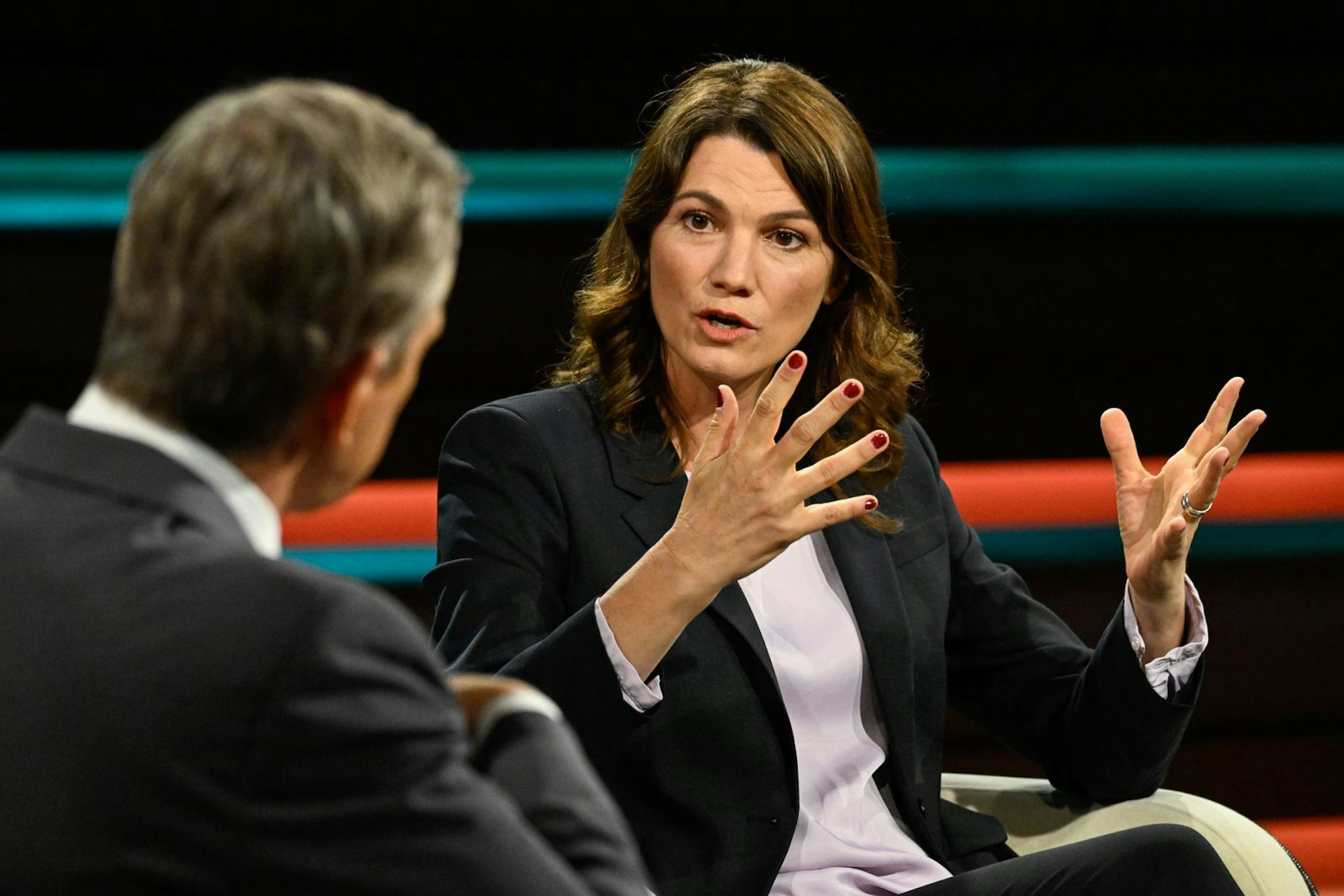 Landrätin Tanja Schweiger offenbarte im Gespräch mit dem ZDF-Moderator, warum sich vor allem Unionswähler an der Nase herumgeführt fühlen. (Bild: ZDF / Markus Hertrich)