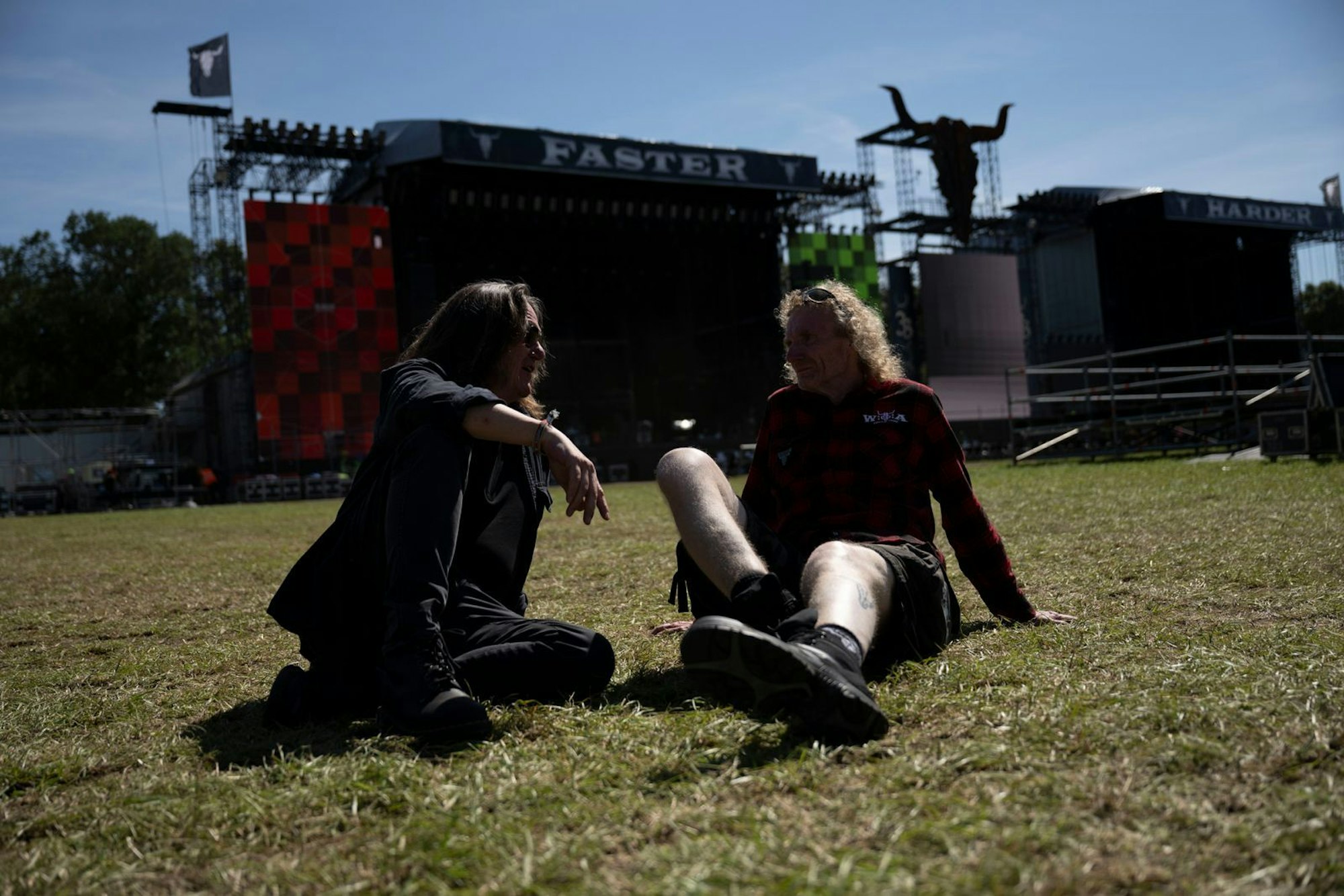 Männer auf der Wiese: In Wacken sind Holger Hübner (rechts) und Thomas Jensen) zu Hause. (Bild: Pep Bonet & WOA Festival GmbH / Magenta TV)