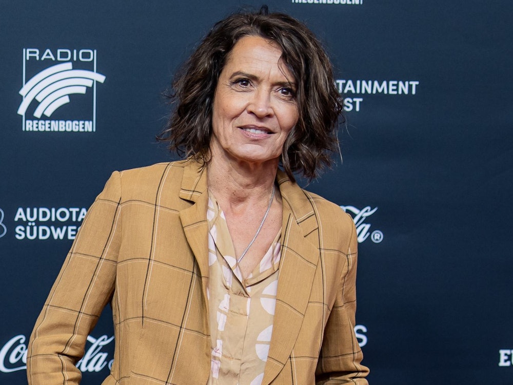 Ulrike Folkerts ist seit 1987 im Filmgeschäft. Am 14. Mai 2026 feiert die Schauspielerin ihren 65. Geburtstag. (Bild: 2023 Getty Images/Simon Hofmann)
