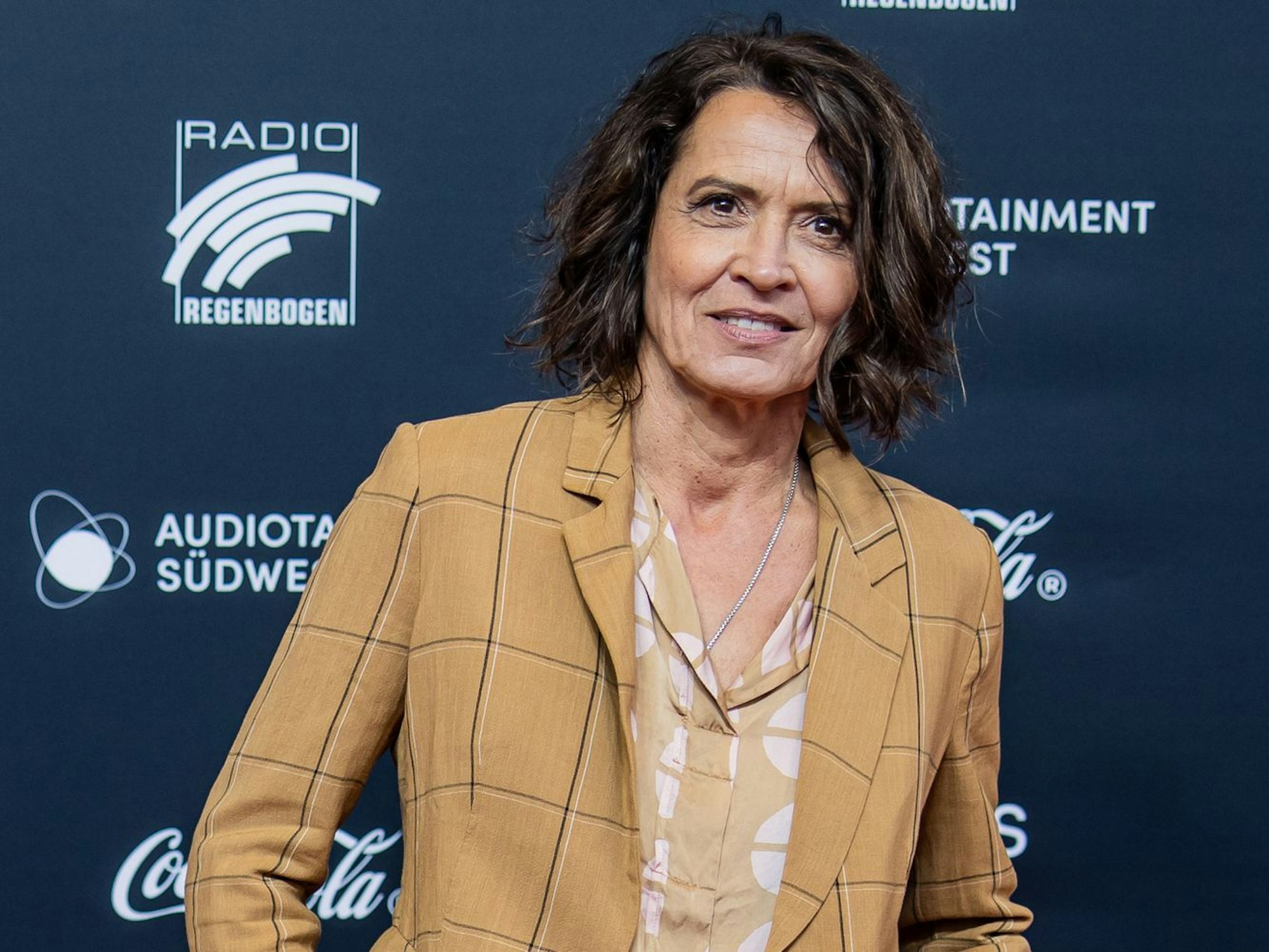 Ulrike Folkerts ist seit 1987 im Filmgeschäft. Am 14. Mai 2026 feiert die Schauspielerin ihren 65. Geburtstag. (Bild: 2023 Getty Images/Simon Hofmann)
