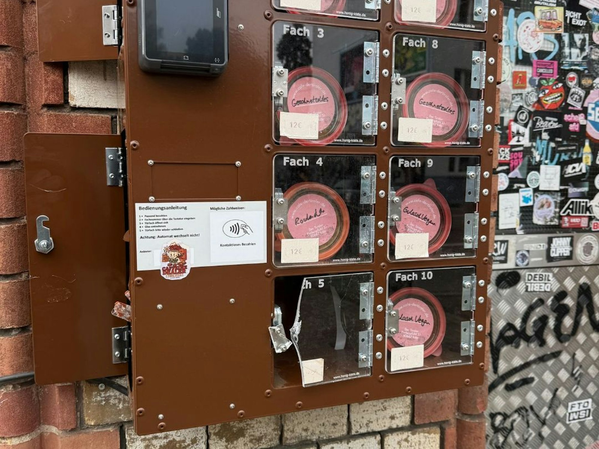 Der Gulasch-Automat des „Tiroler Stübchen“ wurde geknackt und zerstört.