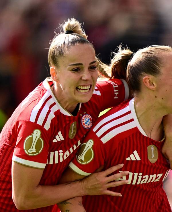 Georgia Stanway jubelt mit Giulia Gwinn nach ihrem Treffer.
