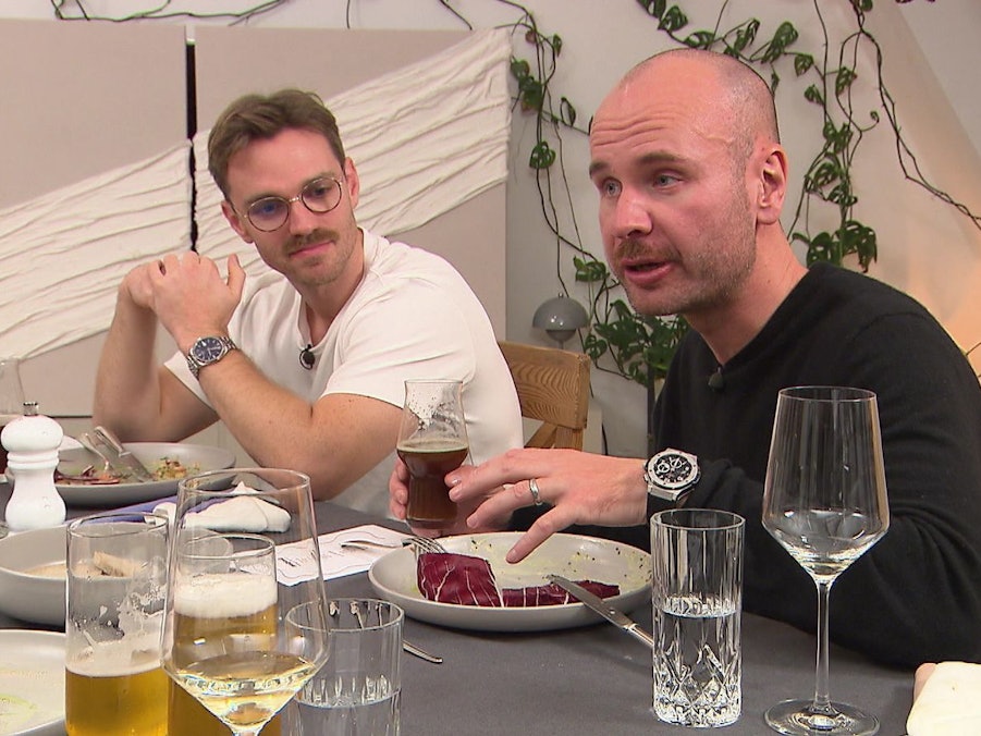 „Kein Studentenessen“: Moritz (rechts) und Patrick haben Krissys Kochkünste unterschätzt. (Bild: RTL)