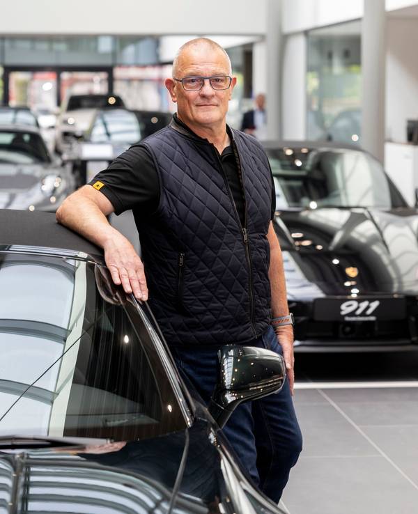 911er waren seine Welt: Jürgen Schillmeier im Porsche-Köln-Zentrum.