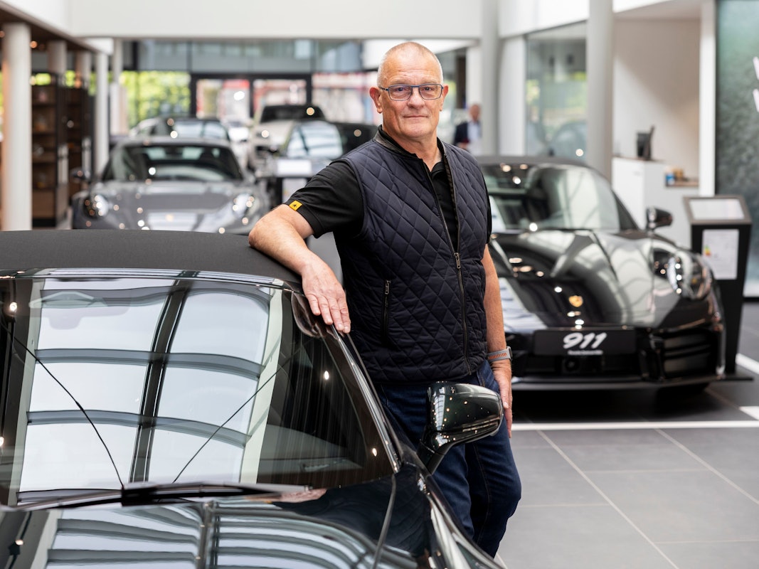 911er waren seine Welt: Jürgen Schillmeier im Porsche-Köln-Zentrum.