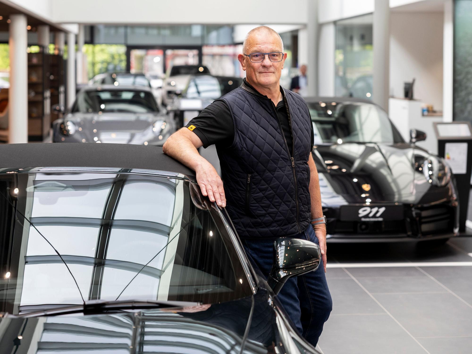 911er waren seine Welt: Jürgen Schillmeier im Porsche-Köln-Zentrum.
