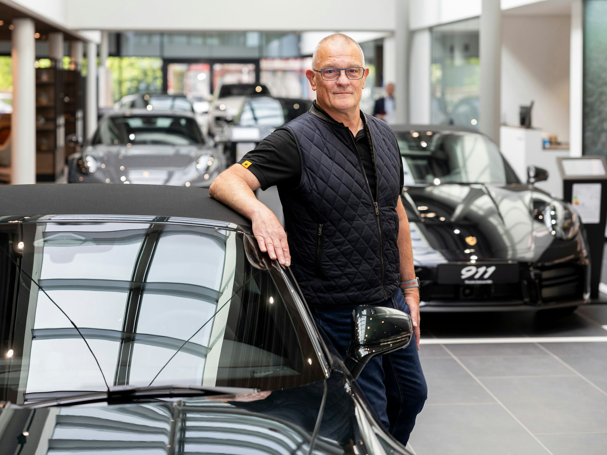 911er waren seine Welt: Jürgen Schillmeier im Porsche-Köln-Zentrum.