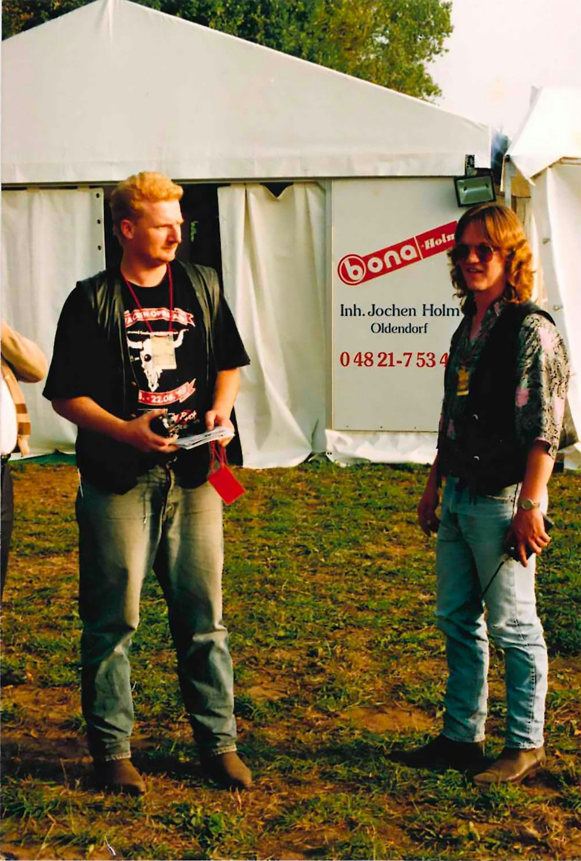 Ach, die 90-er: Thomas Jensen (rechts) und Holger Hübner gründeten das Wacken-Festival - in einer Zeit, in der die ganze Welt plötzlich Grunge statt Metal und Hardrock hören wollte. (Bild: Thomas Jensen und Holger Hübner / Magenta TV)
