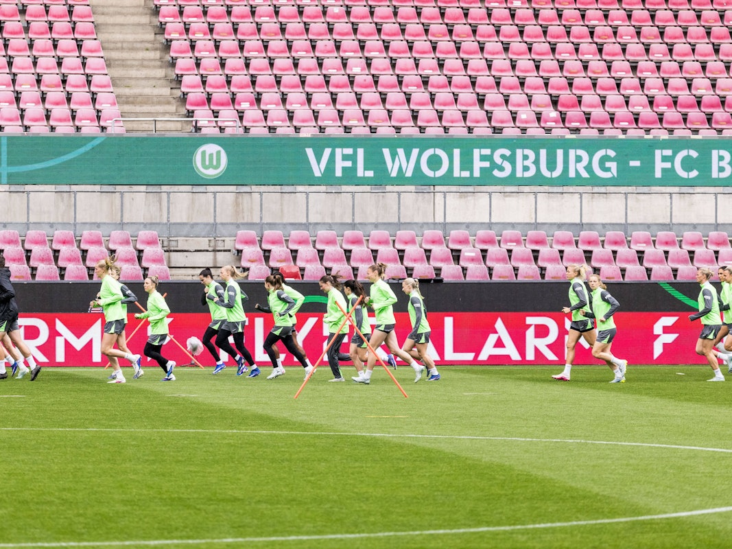Die Spielerinnen des VfL Wolfsburg beim Abschlusstraining vor dem DFB-Pokalfinale in Köln.