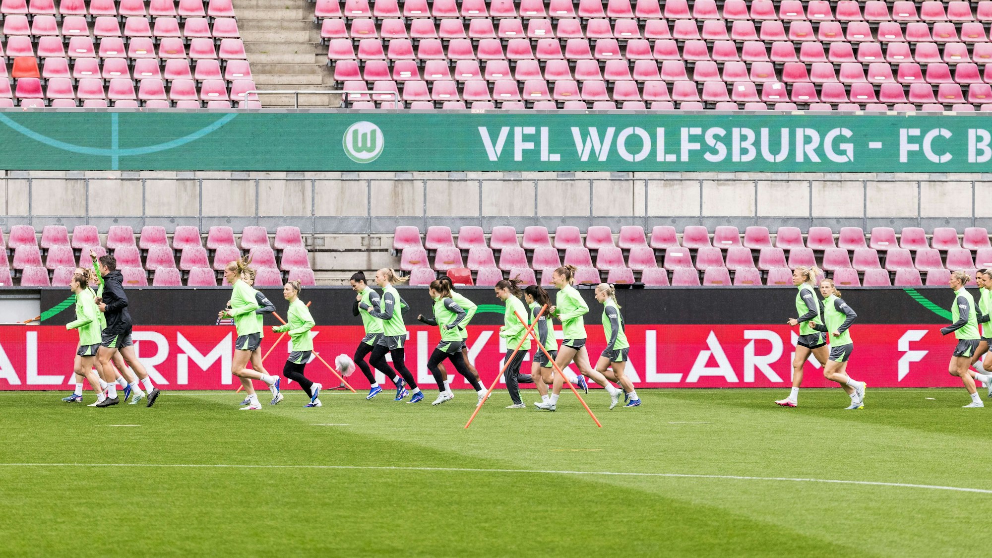 Die Spielerinnen des VfL Wolfsburg beim Abschlusstraining vor dem DFB-Pokalfinale in Köln.