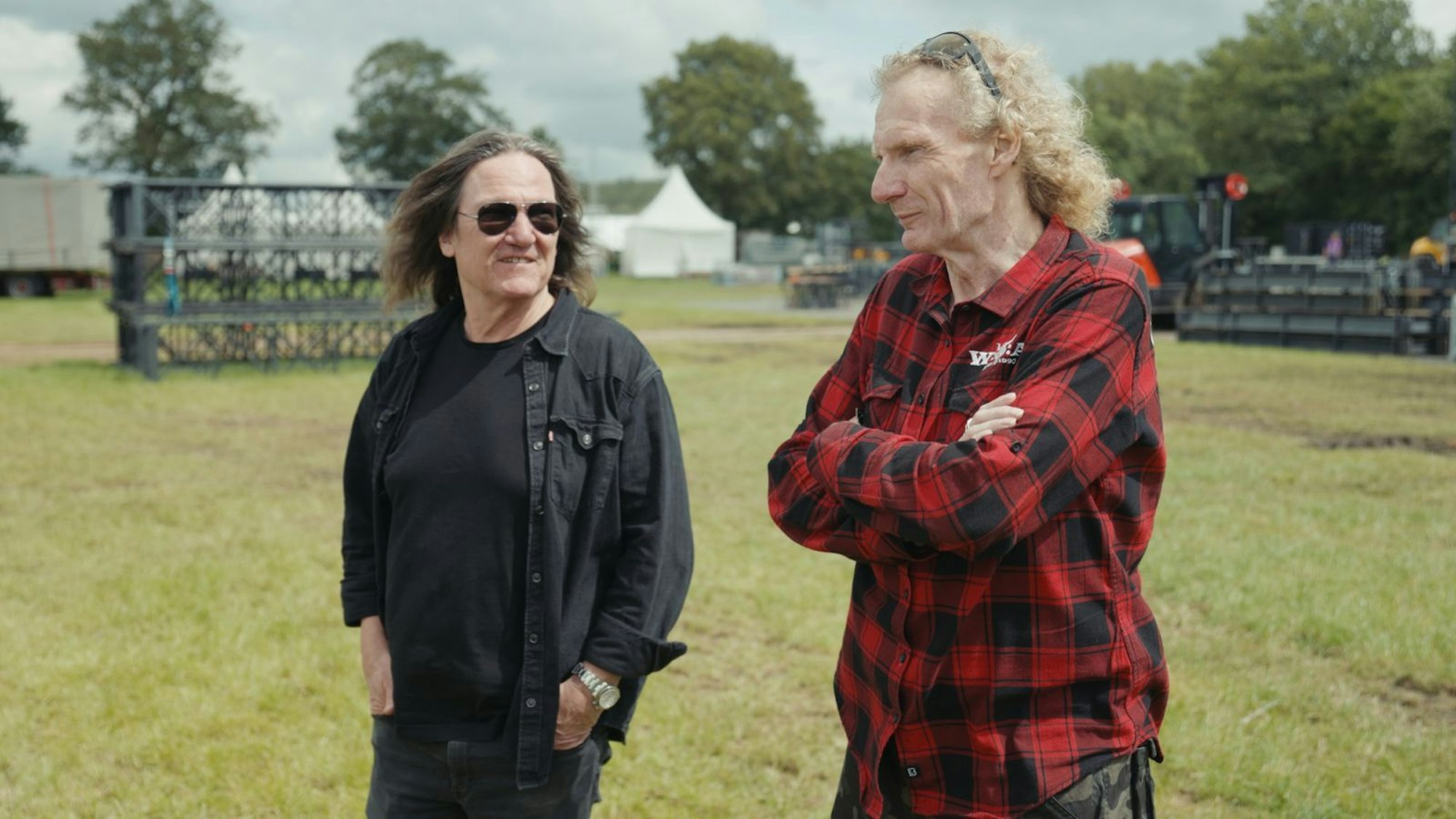 Legenden auf dem Holy Ground: Thomas Jensen (links) und Holger Hübner in „Wacken - Hearts Full of Metal“. (Bild: Beetz Brothers film production GmbH / Magenta TV)