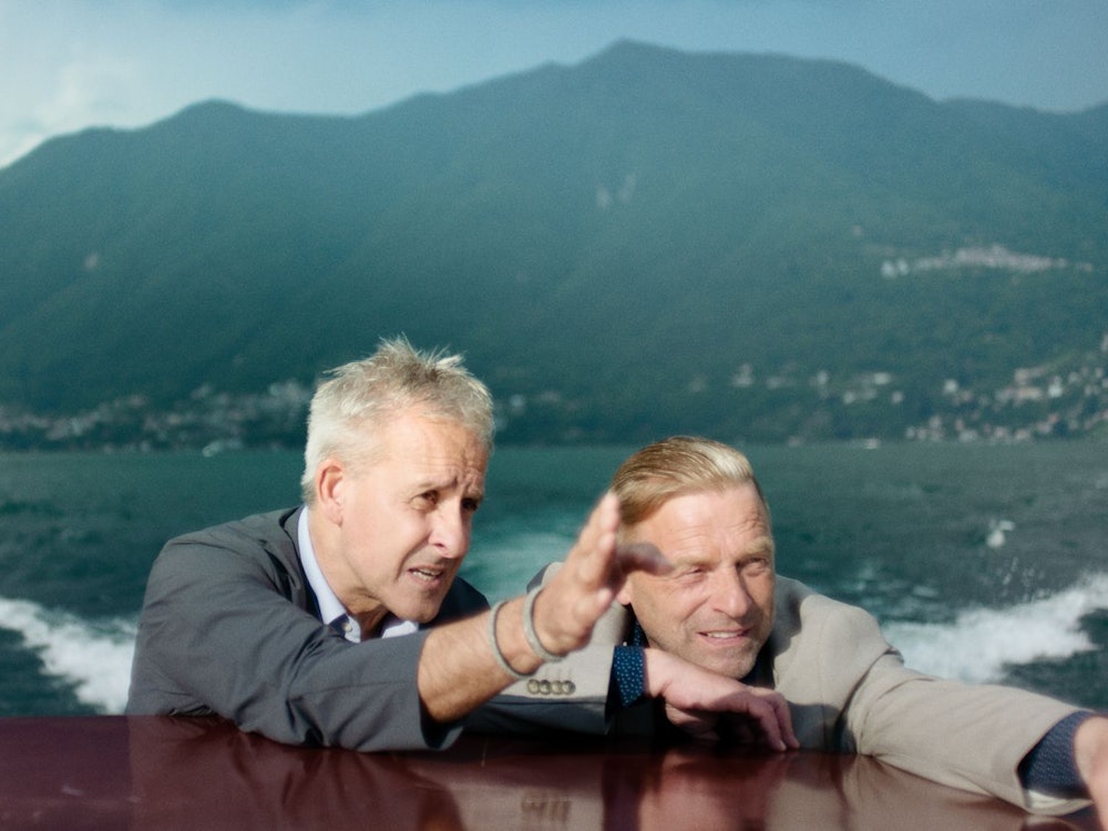 Für die Dokumentation unternahmen Pierre Littbarski (links) und Icke Häßler (rechts) einen Ausflug auf dem Comer See. Damals war es vor allem Lothar Matthäus, der in Italien spielte, der in seiner Freizeit per Boot unterwegs war. (Bild: B|14 FILM)
