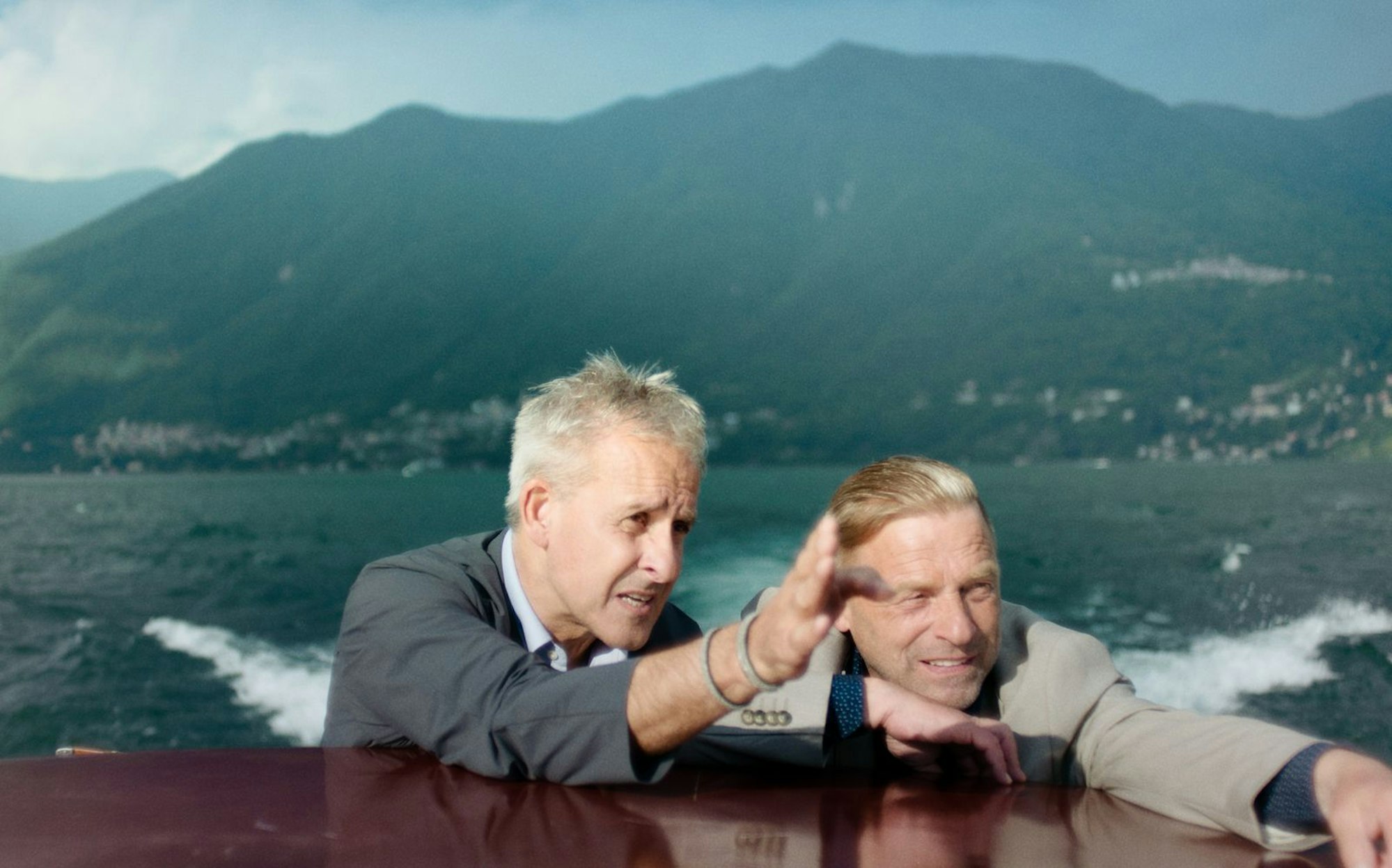 Für die Dokumentation unternahmen Pierre Littbarski (links) und Icke Häßler (rechts) einen Ausflug auf dem Comer See. Damals war es vor allem Lothar Matthäus, der in Italien spielte, der in seiner Freizeit per Boot unterwegs war. (Bild: B|14 FILM)