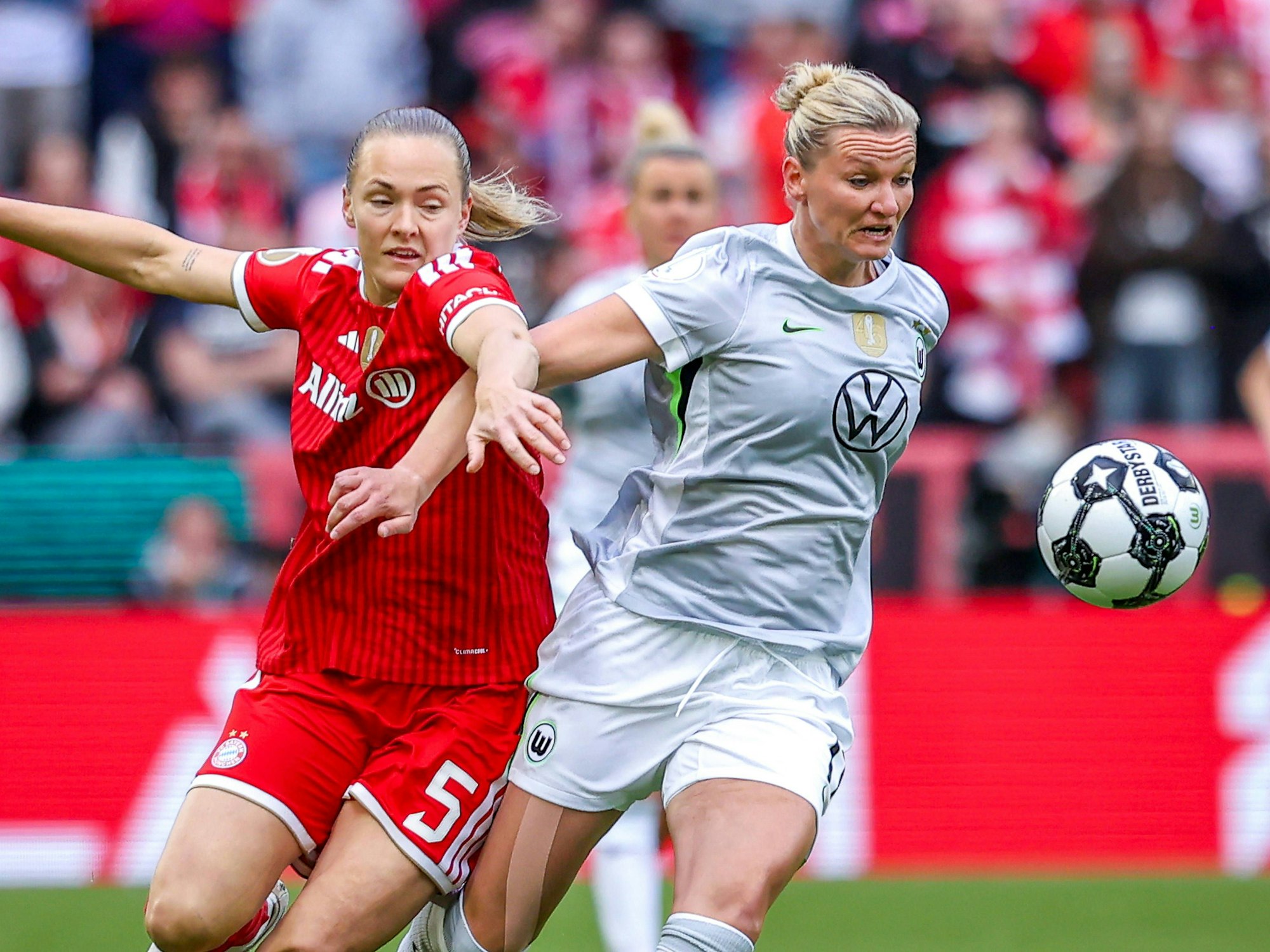 Alexandra Popp im Zweikampf gegen Magdalena Eriksson.