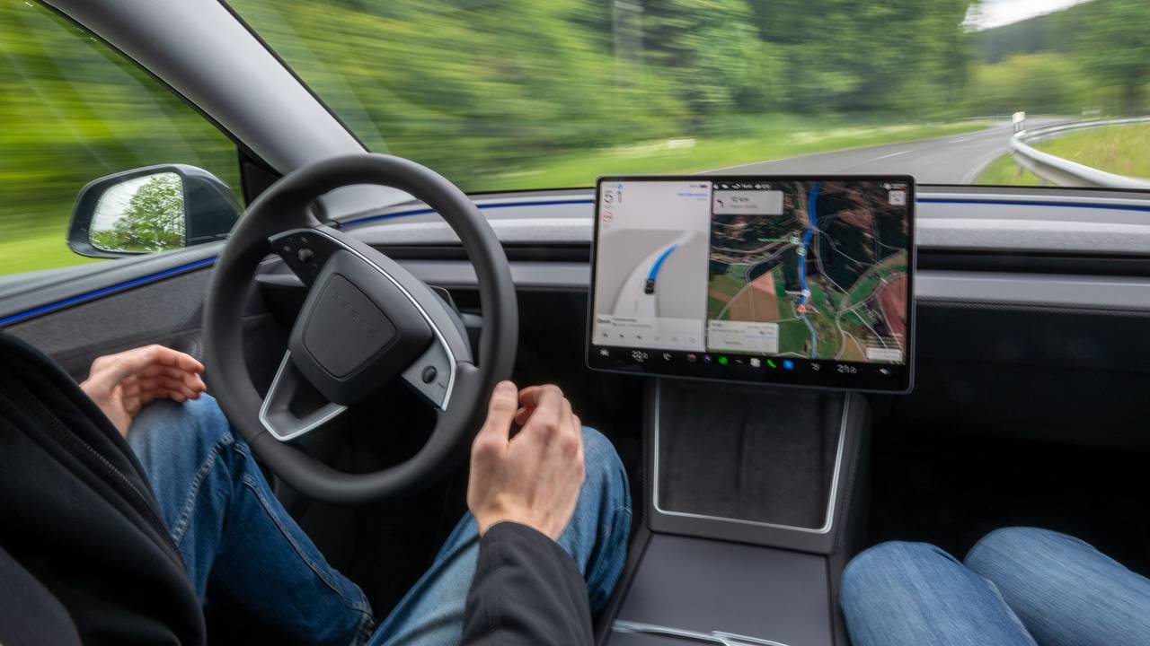 Pilotprojekt mit selbstfahrenden Teslas in der Eifel