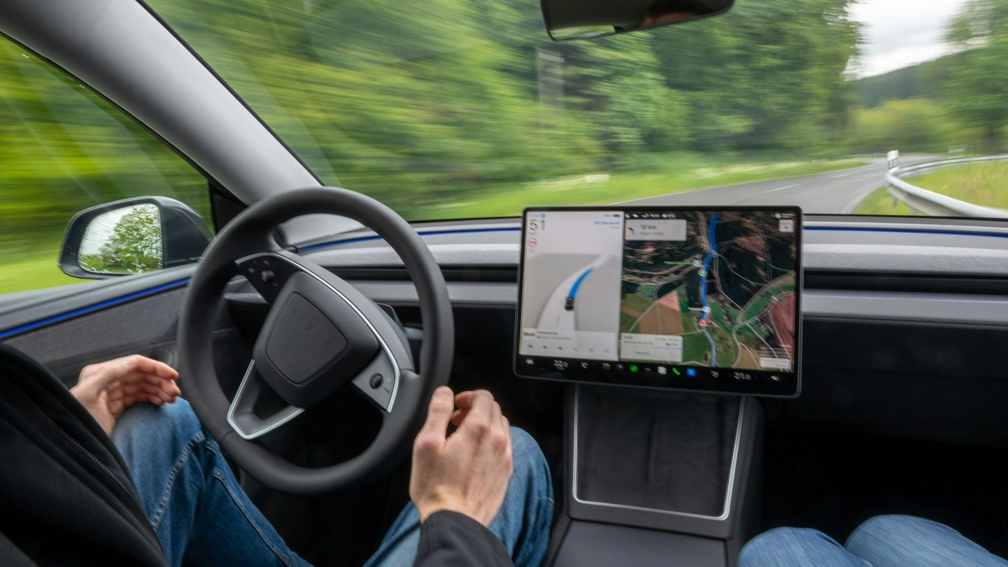Pilotprojekt mit selbstfahrenden Teslas in der Eifel