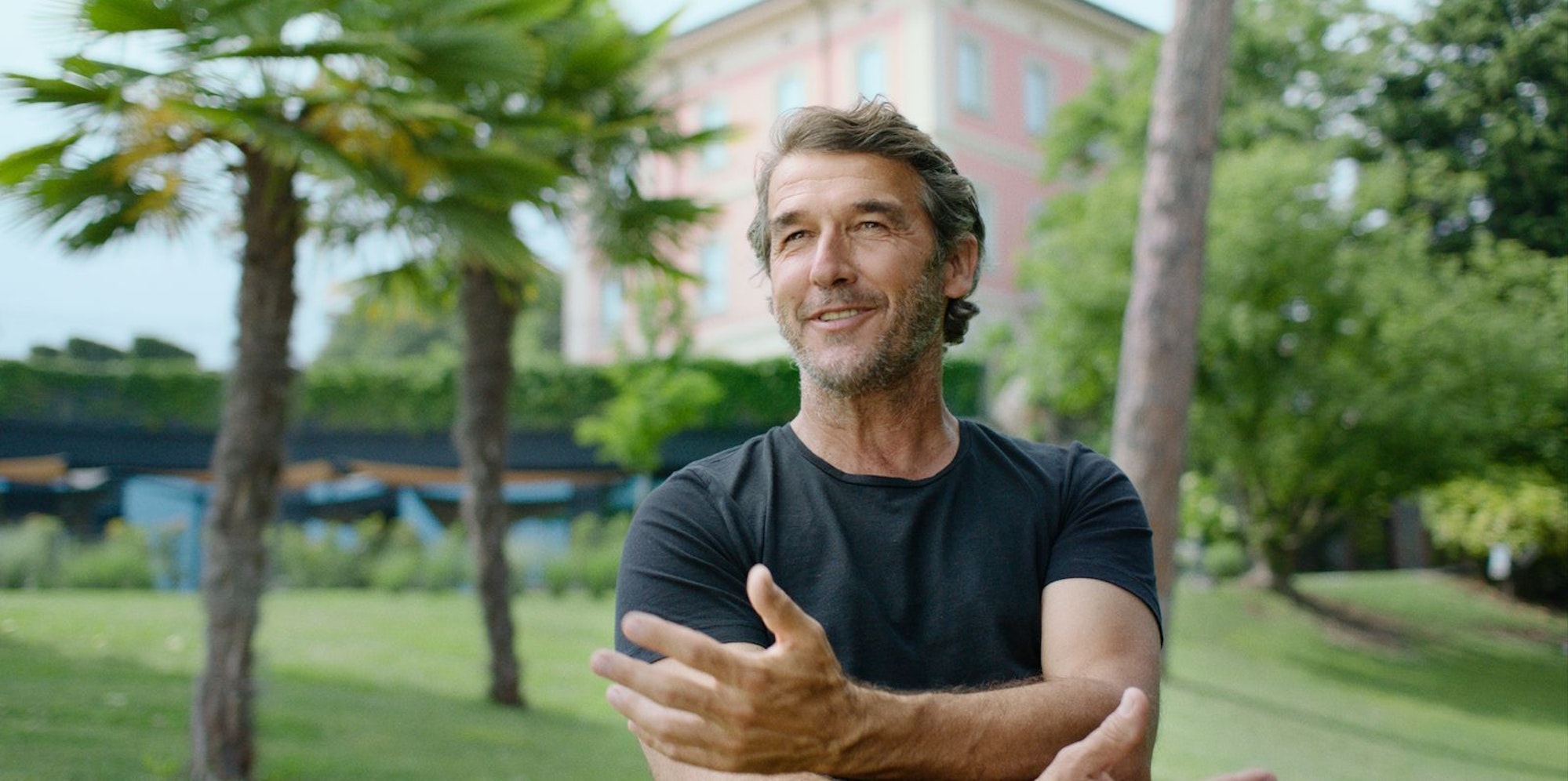 Karl-Heinz Riedle hatte vor dem Elfmeterschießen gegen England kaum einen Elfmeter geschossen. Nach einigem Zögern trat er an. „Wenn Riedle trifft, gewinnen wir“, raunte der Kaiser von draußen. Riedle traf. (Bild: B|14 FILM)