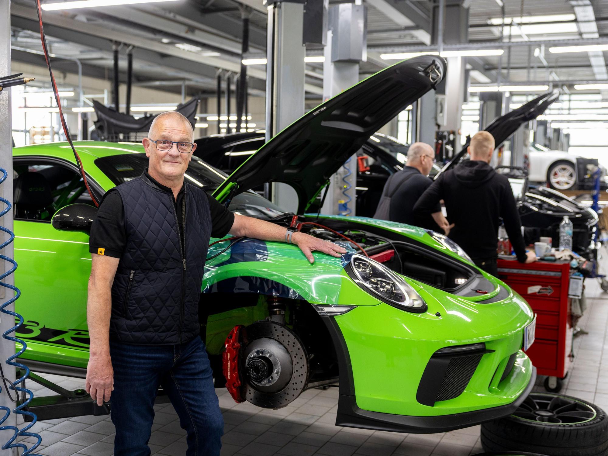 Schillmeier trifft in der Werkstatt alte Kollegen und einen ganz besonderen 911er: Eine Rennmaschine in grüner Sonderlackierung mit Autogrammen von Porsche-Legende Walter Röhrl.