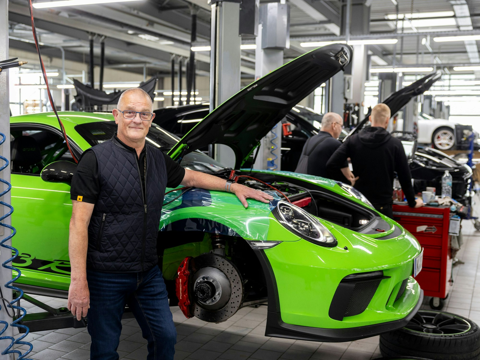 Schillmeier trifft in der Werkstatt alte Kollegen und einen ganz besonderen 911er: Eine Rennmaschine in grüner Sonderlackierung mit Autogrammen von Porsche-Legende Walter Röhrl.