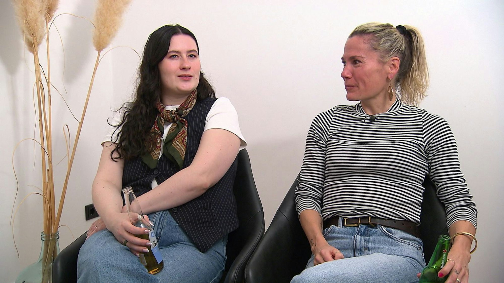 Mit 26 Jahren ist Krissy (links) die Jüngste der Kieler Runde, Steffi (42) die Älteste. (Bild: RTL)