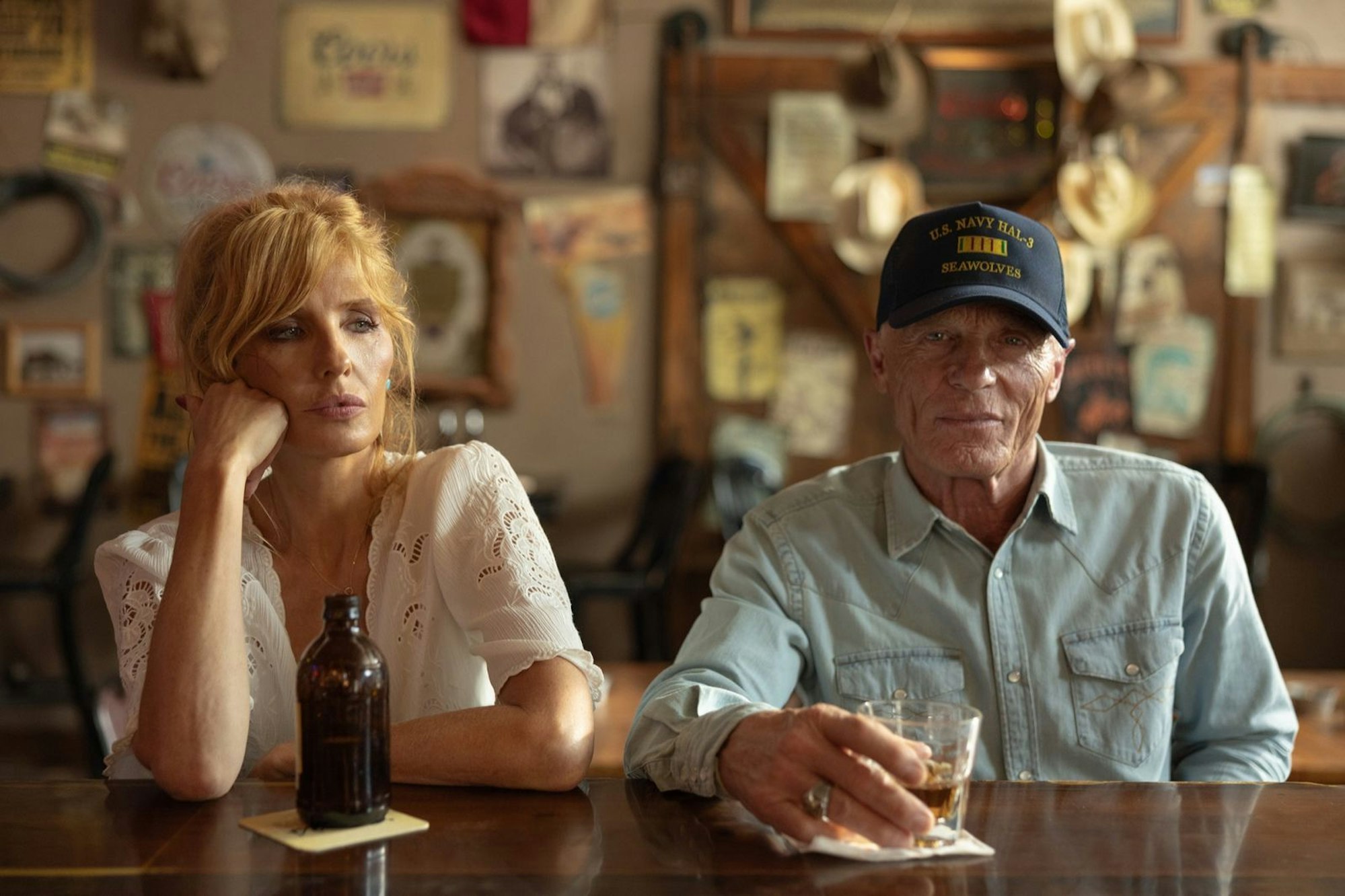 Beth (Kelly Reilly) macht recht schnell Bekanntschaft mit Tierarzt Everett McKinney (Ed Harris), dem moralischen Korrektiv der Serie. (Bild: Paramount+/Emerson Miller)