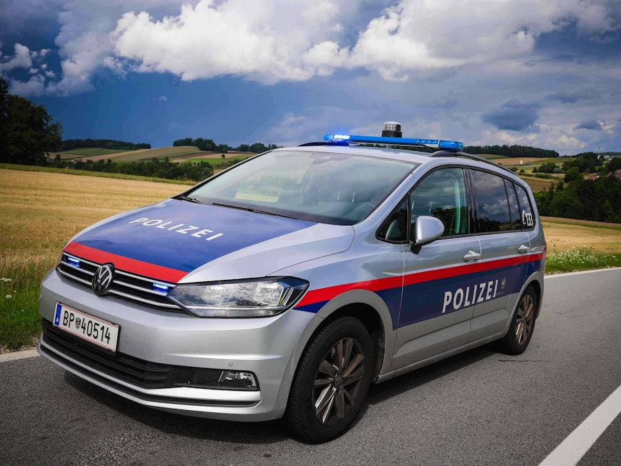 Polizeiauto mit Blaulicht auf Landstraße