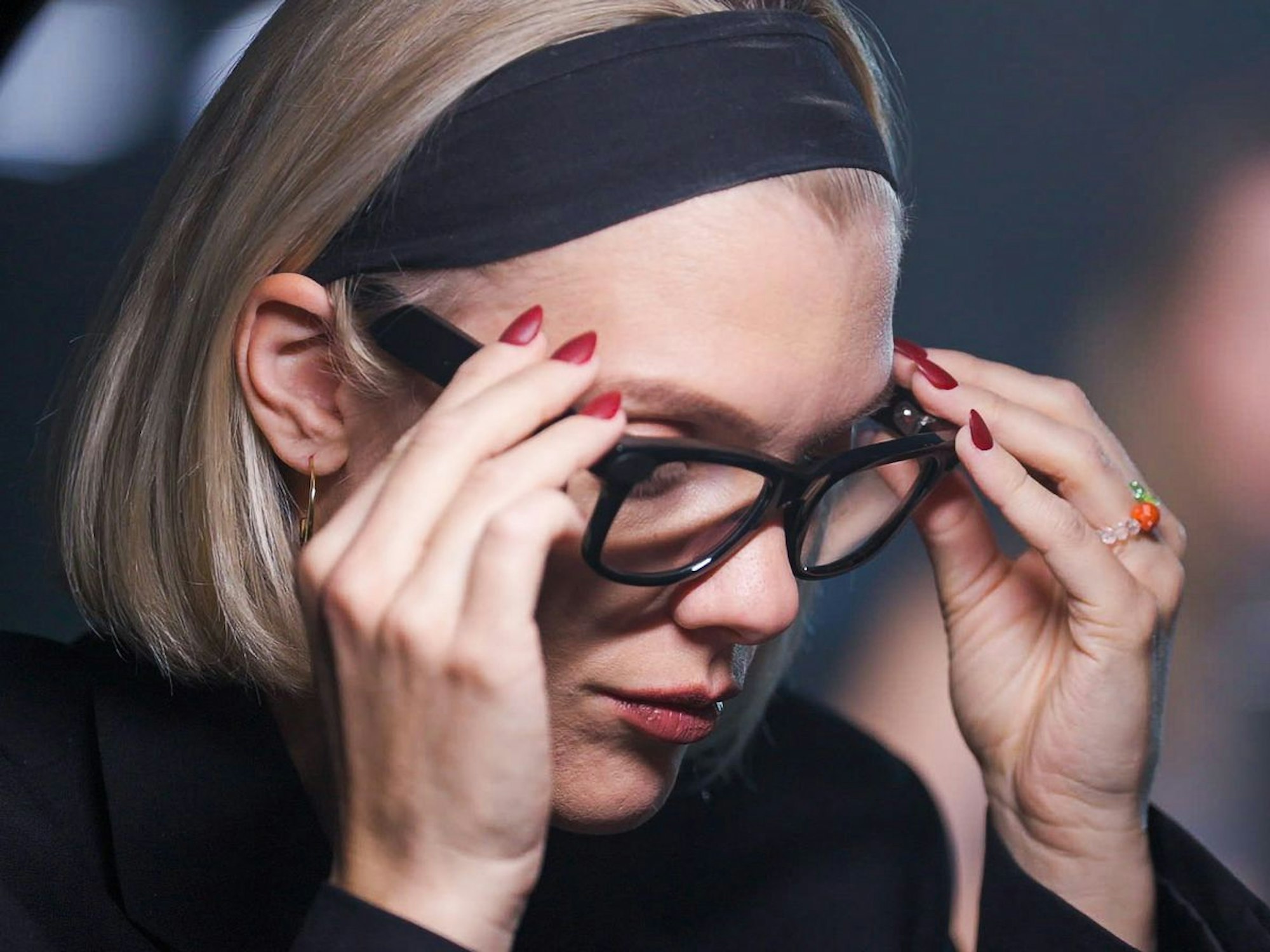 Journalistin Lisa Hüttl testet die sogenannten Smart Glasses. (Bild: SWR)