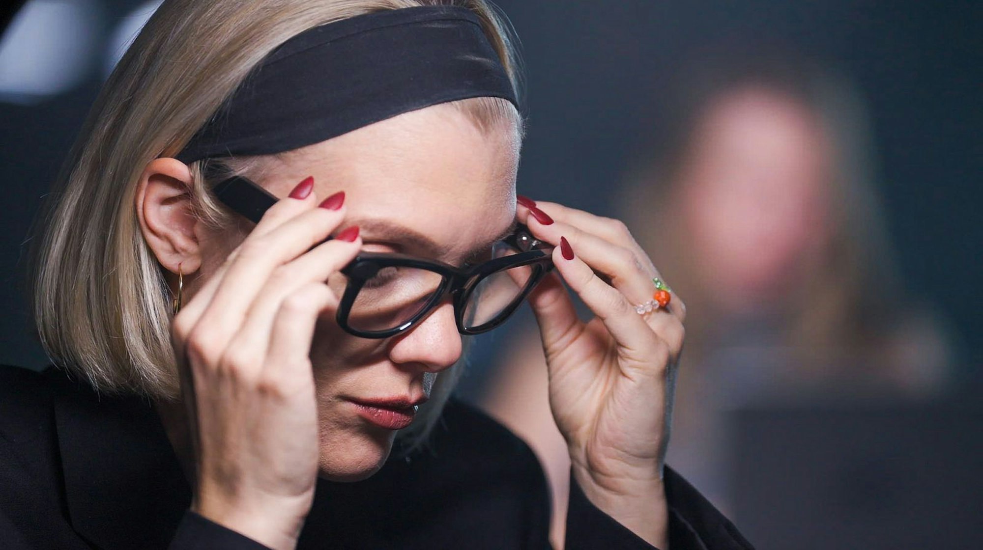 Journalistin Lisa Hüttl testet die sogenannten Smart Glasses. (Bild: SWR)