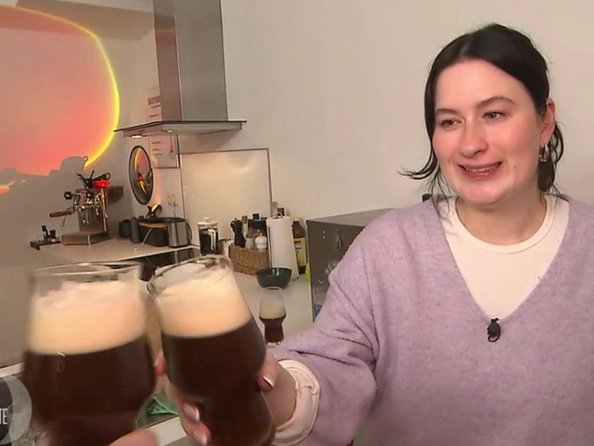 Zum Wohl! Krissy (26) kredenzt sogar dem Kamerateam ein frisch gezapftes dunkles „Stout“. (Bild: RTL)