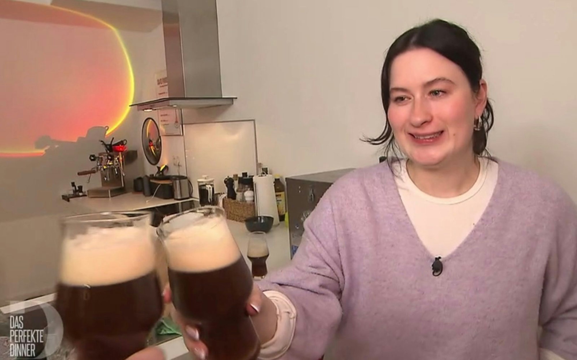 Zum Wohl! Krissy (26) kredenzt sogar dem Kamerateam ein frisch gezapftes dunkles „Stout“. (Bild: RTL)