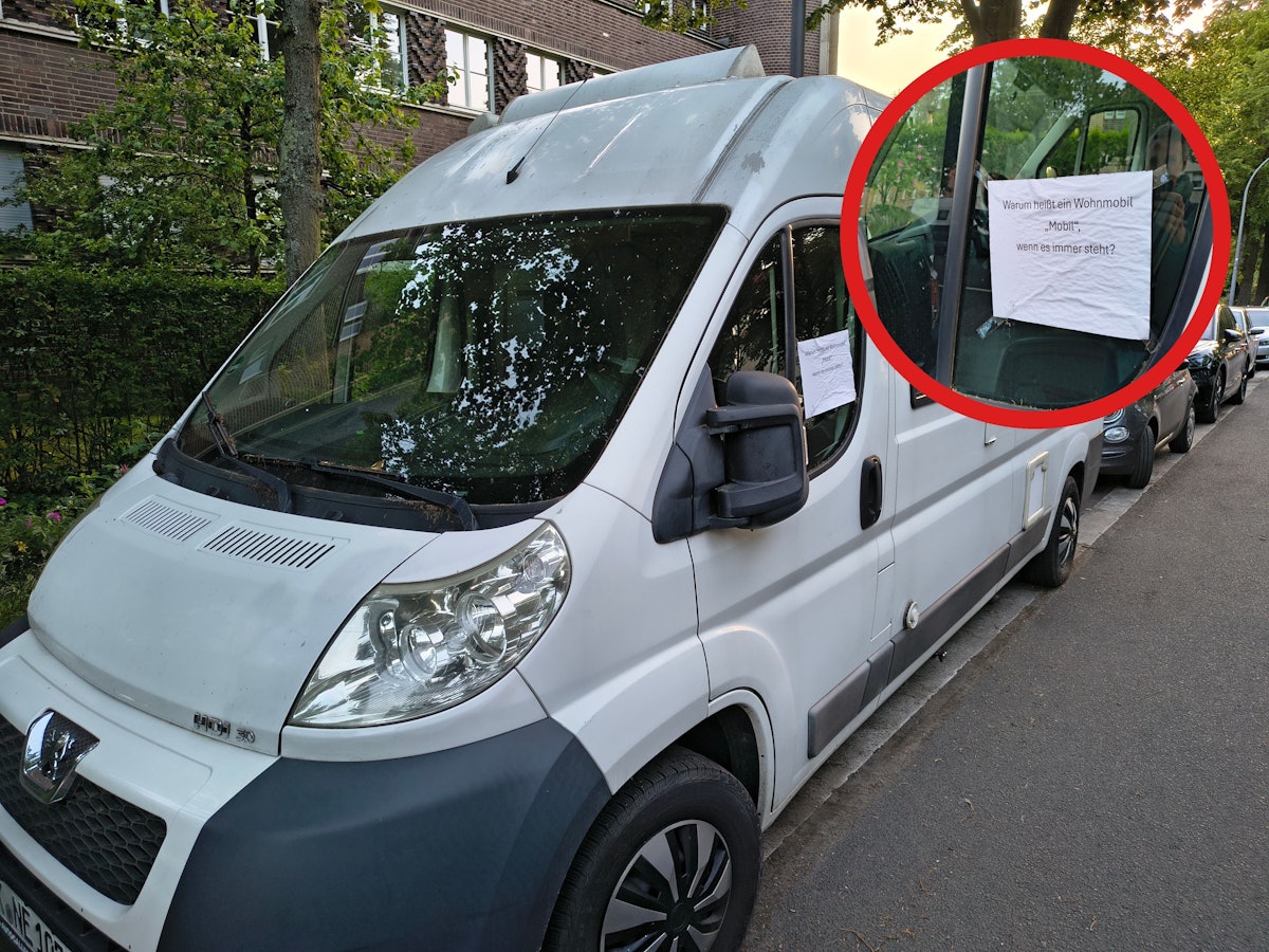 Dieser Zettel an einem Wohnmobil macht das Parkplatzproblem in Köln-Riehl deutlich.