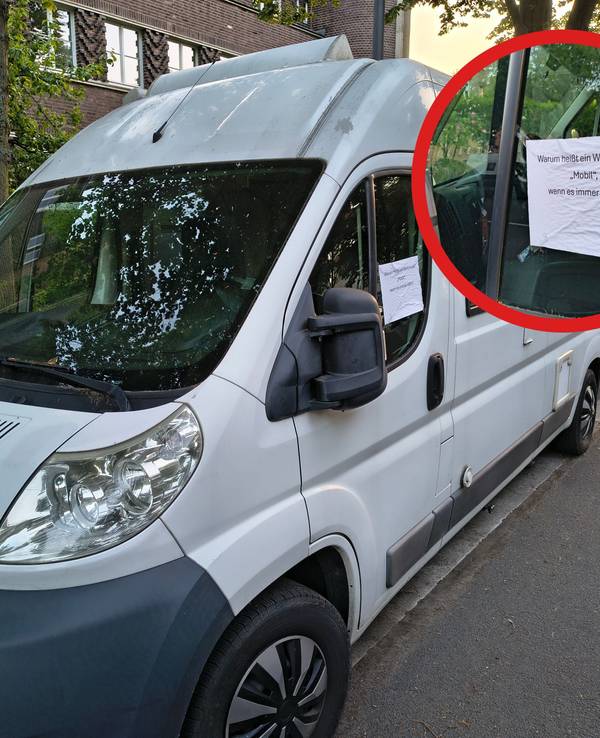Dieser Zettel an einem Wohnmobil macht das Parkplatzproblem in Köln-Riehl deutlich.