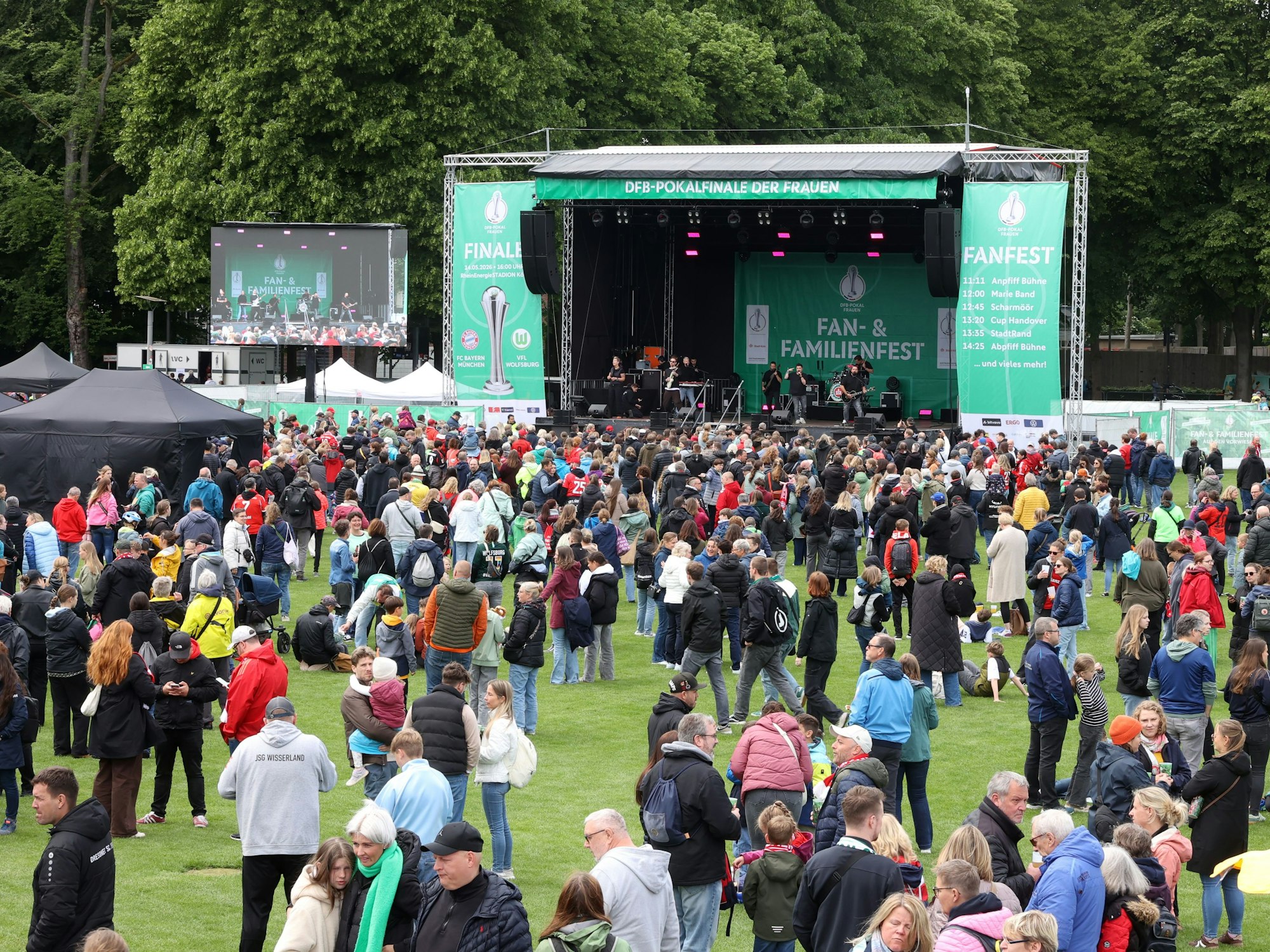 Großes Fan- und Familienfest zum DFB-Pokalfinale der Frauen auf den Stadionvorwiesen mit der Band StadtRand.